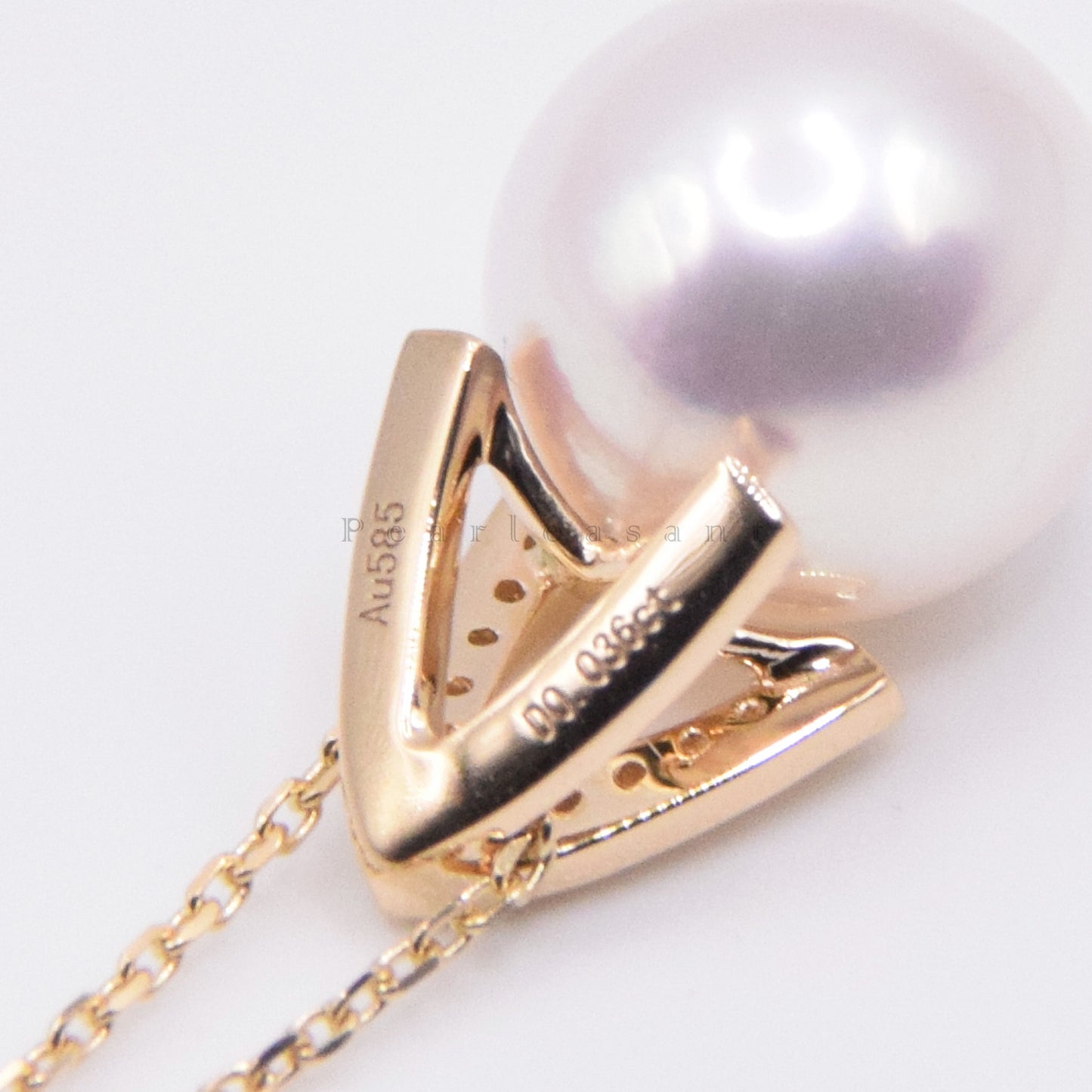 Hanadama Grade 8.5-9.0mm White Akoya Pearl Crown Pendant with Certificate